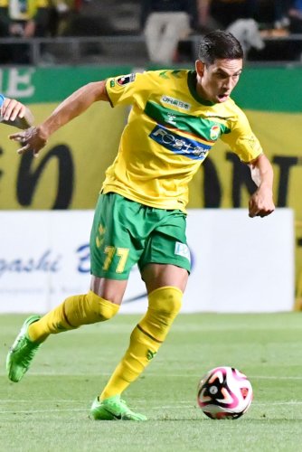 横浜ＦＣ戦でドリブルを仕掛ける千葉のドゥドゥ＝６日、フクアリ