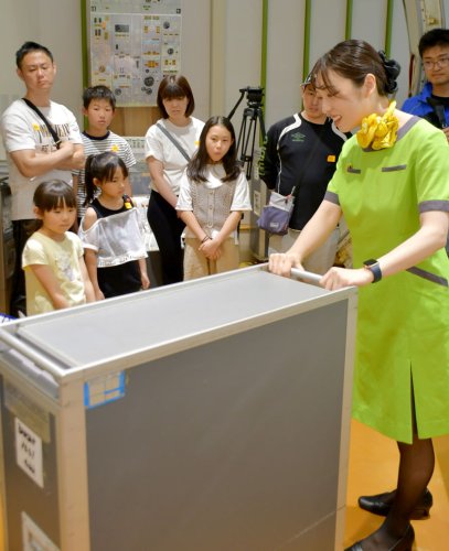 緊急脱出やサービス学ぶ　親子３０人「夢に一歩近づいた」　芝山・航空博物館