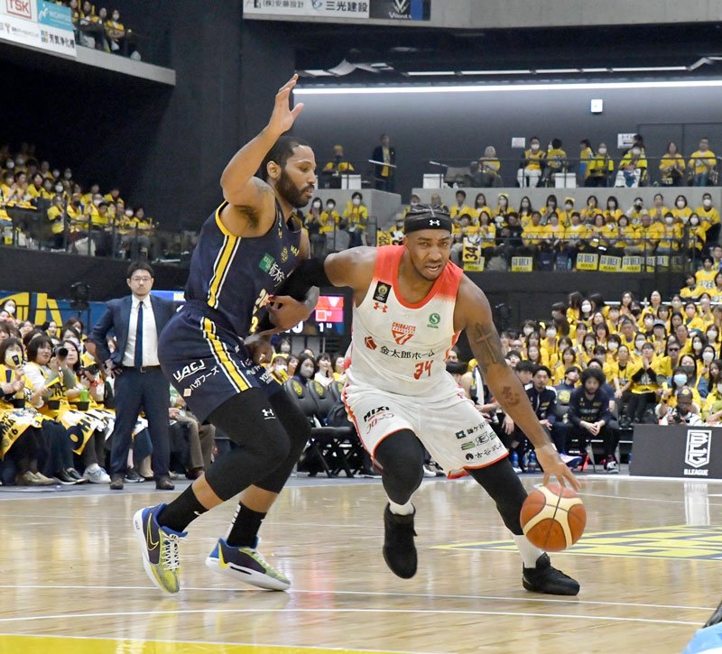 宇都宮─千葉Ｊ　第１クオーター、ドリブルで攻め込む千葉Ｊのスミス（右）＝日環アリーナ栃木