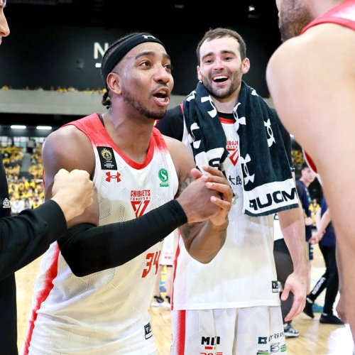 宇都宮に勝利しチームメートと喜ぶ千葉Ｊのスミス（Ｂリーグ提供）