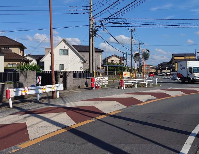 端が赤く塗られたガードレール＝市原市五井