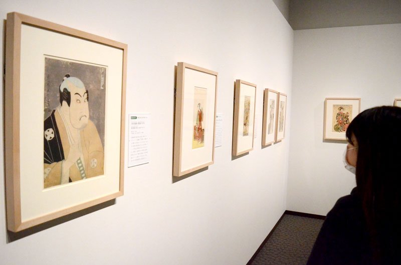 歌舞伎役者や遊女などを題材にした浮世絵が並ぶ。左の作品は東洲斎写楽作の役者絵「谷村虎蔵の鷲塚八平次」＝東金市