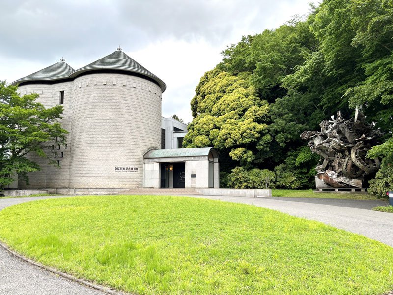 ＤＩＣ川村記念美術館の入口。右のオブジェはステラ氏が同館のために制作した＝佐倉市