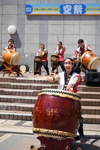 成田空港で県北東部４地域の魅力を発信する「空祭」でステージに立つ佐倉太鼓衆のメンバーら＝１８日、成田市
