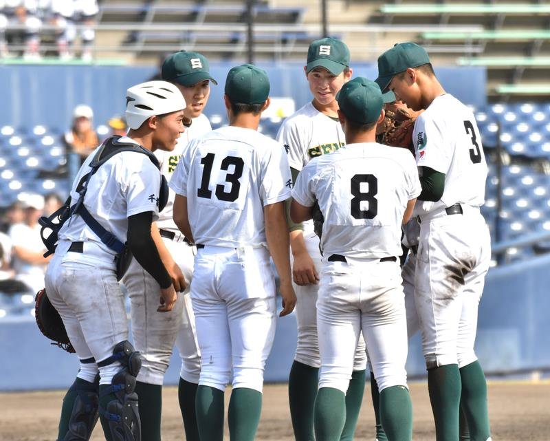 専大松戸─東海大相模　７回表のピンチでマウンドに集まる専大松戸の選手たち＝上毛新聞敷島
