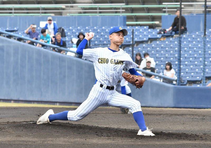 先発した中央学院の鵜沢＝１９日、上毛新聞敷島