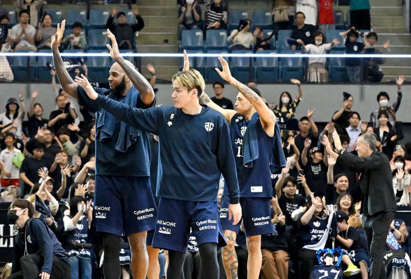 リーグ３位を決めファンに手を振るＡ千葉の選手たち＝千葉ポートアリーナ