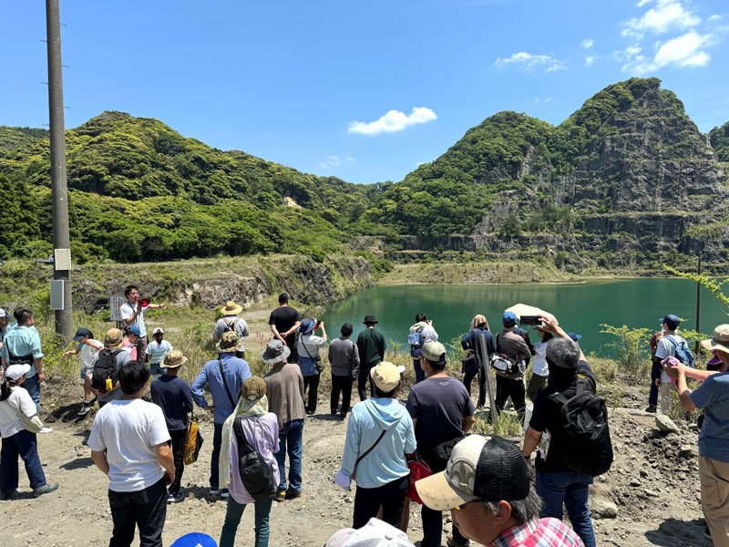 元名採石場跡地でロケ地巡りを楽しむ参加者＝鋸南町
