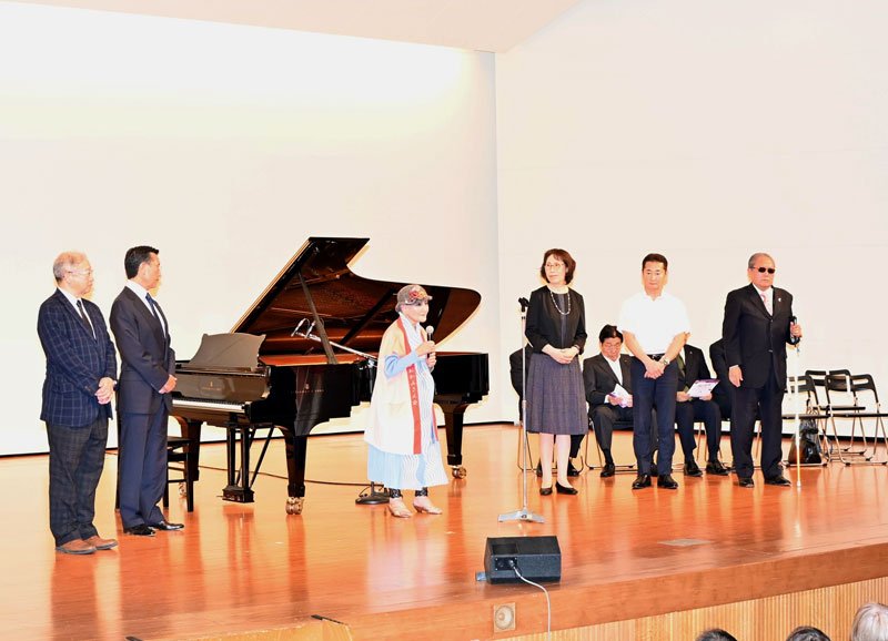 公演来場者に謝辞を述べる吉成さん（左から３人目）＝千葉市文化センター
