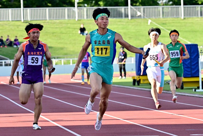 男子１００メートル×４リレー　大会新記録でゴールする市船橋のアンカー馬原浩志郎（１１７）＝千葉県総合ＳＣ