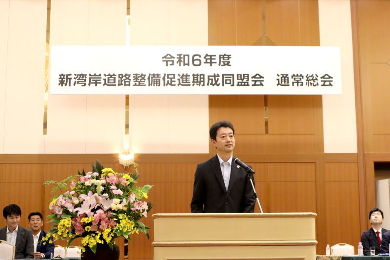 新湾岸道路整備促進期成同盟会通常総会であいさつする熊谷知事＝２７日午前、千葉市中央区