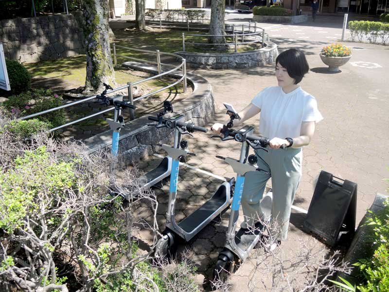 流山市役所に設置された電動キックボードの貸し出しポート。国交省の補助金も得て大幅に拡充されることになった＝２９日、同市役所