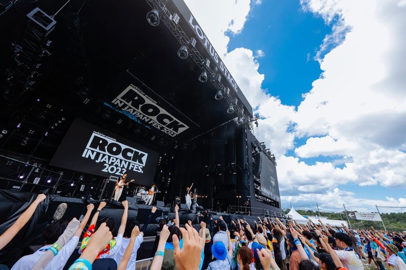 オープニングアクトの様子（Ｃ）ＲＯＣＫ　ＩＮ　ＪＡＰＡＮ　ＦＥＳＴＩＶＡＬ　２０２３