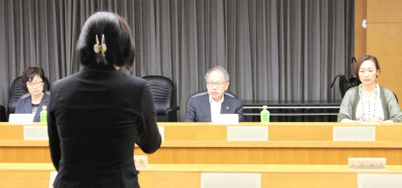 桐ケ谷部会長（右から２人目）らにあいさつする高梨総務部長（同３人目）＝３日、千葉県庁