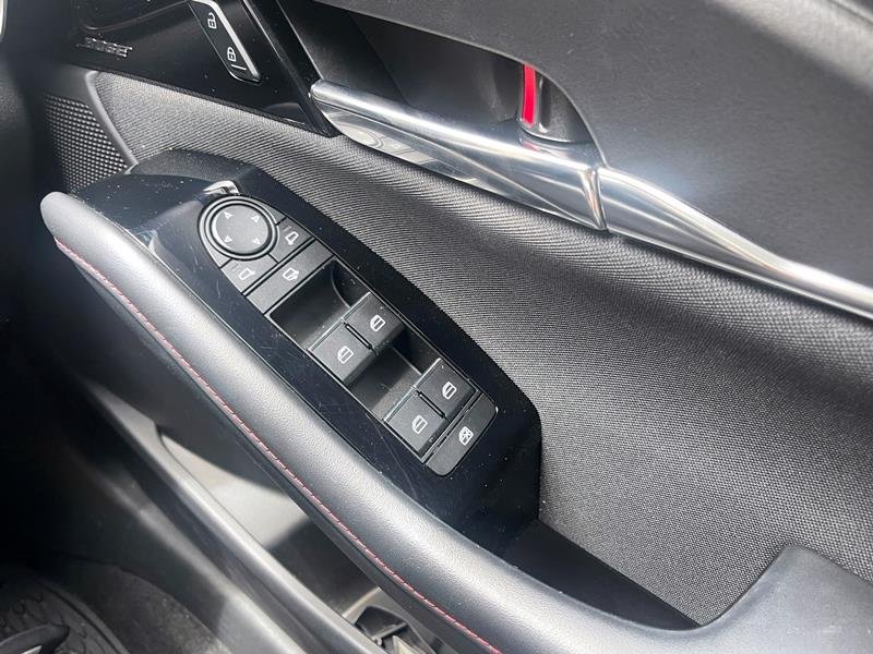運転席のパワーウインドー操作ボタン。窓をロックする機能も事故防止に活用できる
