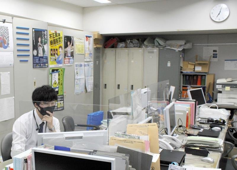 同僚がいない職場で午前７時ごろから仕事を始めた消防課の福井さん＝３日、千葉県庁