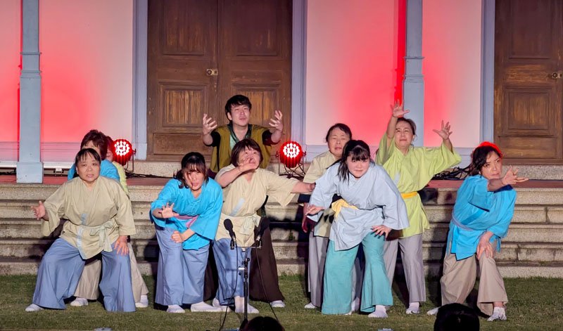 栄町で行われた百年後芸術祭で龍伝説のミュージカルを演じる町民ら＝１日夜、同町
