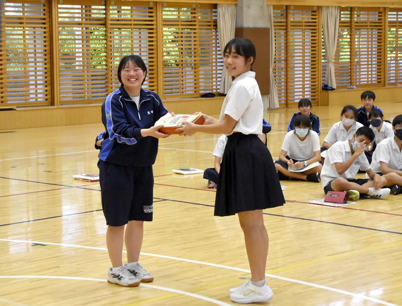 馬公中からの記念品を受け取る房南中生徒（左）＝館山市