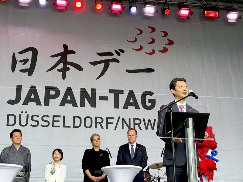 独デュッセルドルフ市で開かれた「日本デー」の開会式で登壇しあいさつする熊谷知事＝現地時間１日（千葉県提供）