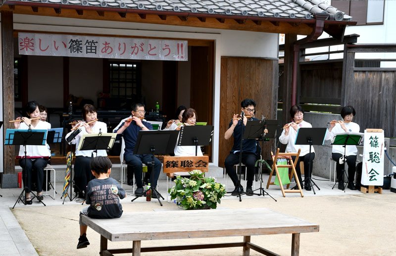篠笛の演奏を披露するメンバーら＝香取市
