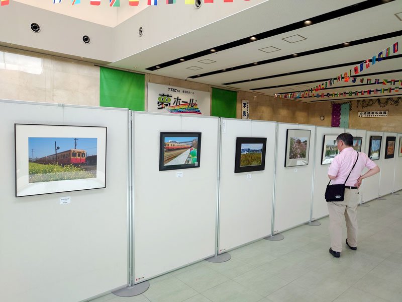 写真愛好家の作品が並ぶ「小湊鉄道を撮る仲間たち」展＝市原市の夢ホール
