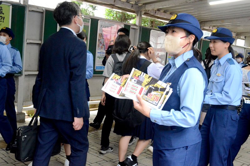 ＪＲ大網駅で痴漢撲滅の啓発チラシを配る県警察学校の初任科生ら＝大網白里市