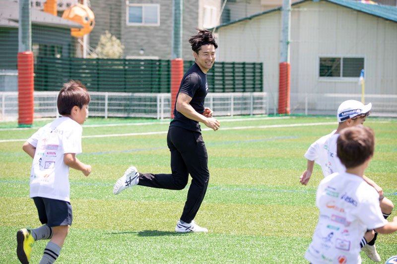 サッカー教室で参加者と一緒にプレーする中山選手＝野田市
