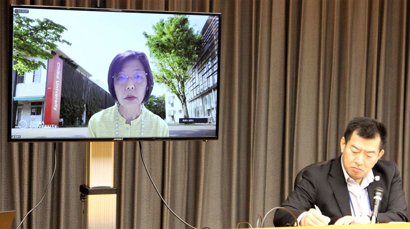オンラインで意見を述べる吉野座長（左）＝１２日、県庁