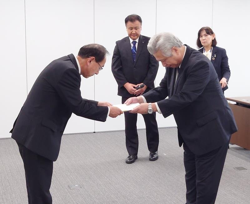 林教育長（左）に答申を手渡す事故調査委員会の大野委員長＝２３日、市原市役所