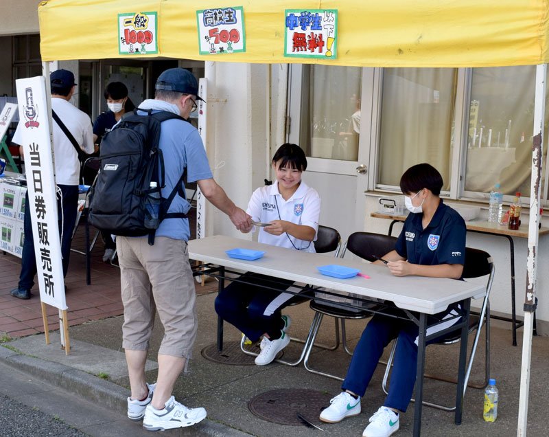 球場運営を経験する市立船橋高の生徒ら＝２２日、船橋市民球場