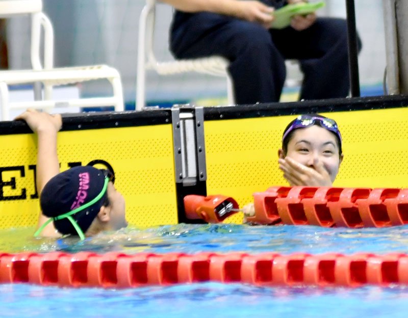女子１００メートル平泳ぎを大会新記録で優勝した千葉商大付の坂田（右）＝県国際総合水泳場