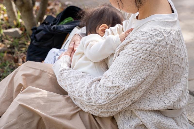 授乳する母親と赤ちゃん（写真はイメージ）