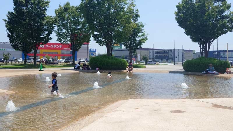 暑さをしのごうと、上総更級公園のジャブジャブ池で水遊びをする子どもたち＝４日午後０時１５分ごろ、市原市更級