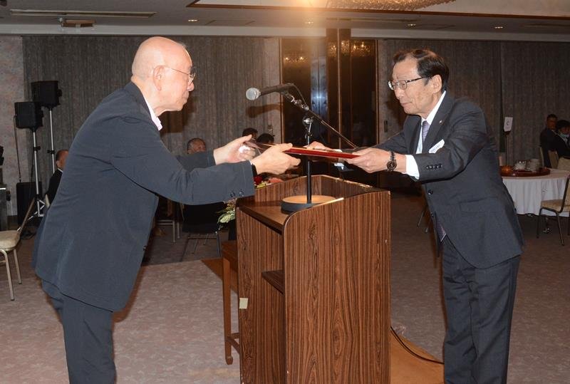 前嶋会頭（左）から賞状を受け取る戸村副会頭＝東金市
