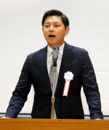 「主張発表大会」で堂々と考えを披露する大野さん＝千葉市中央区のホテル