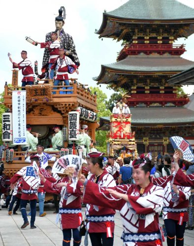 夏の訪れ、成田祇園祭　山車・屋台１０台勢い良く