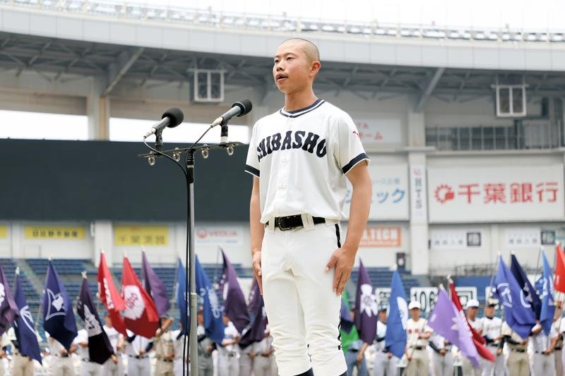 選手宣誓する千葉商の麻生主将＝６日、千葉市美浜区のＺＯＺＯマリンスタジアム
