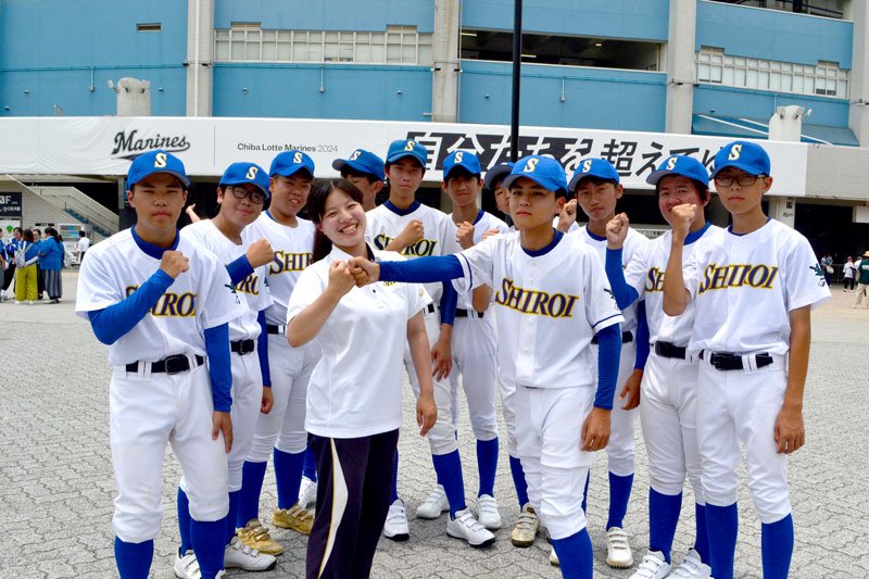 全国高校野球千葉大会の開会式に参加した白井高野球部の林主将（手前右）と星屋マネジャー（同左）ら＝６日、千葉市美浜区のＺＯＺＯマリンスタジアム