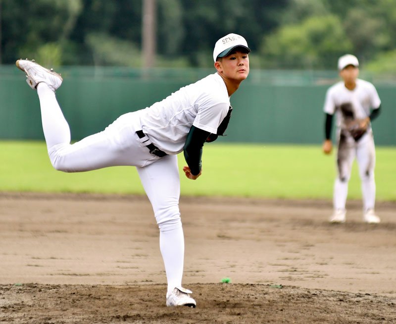 投球する梅沢