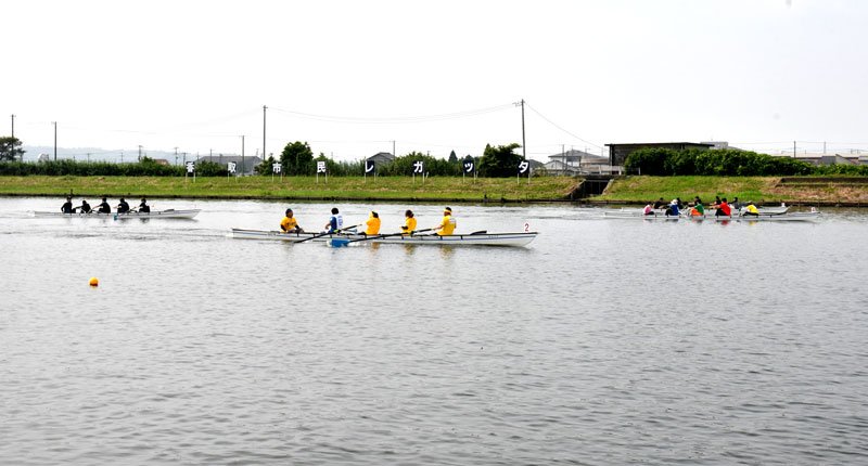 水上で熱戦を繰り広げた参加者＝香取市の黒部川