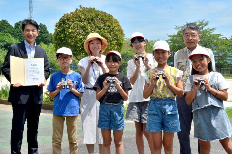 ツバメの見守り活動が認められ日本野鳥の会から感謝状が贈られた大多喜町立西小の児童ら＝３日