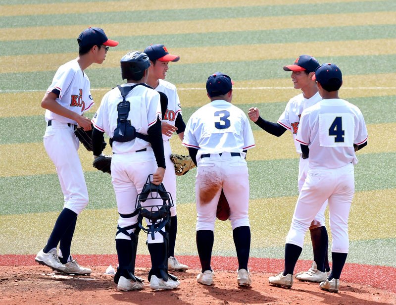 マウンドで仲間を励ます松戸向陽の伊藤主将（右から２番目）＝浦安市運動
