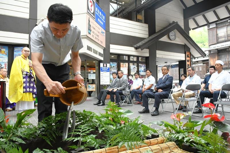 感謝込めウナギ供養　土用の丑の日前に　成田山参道