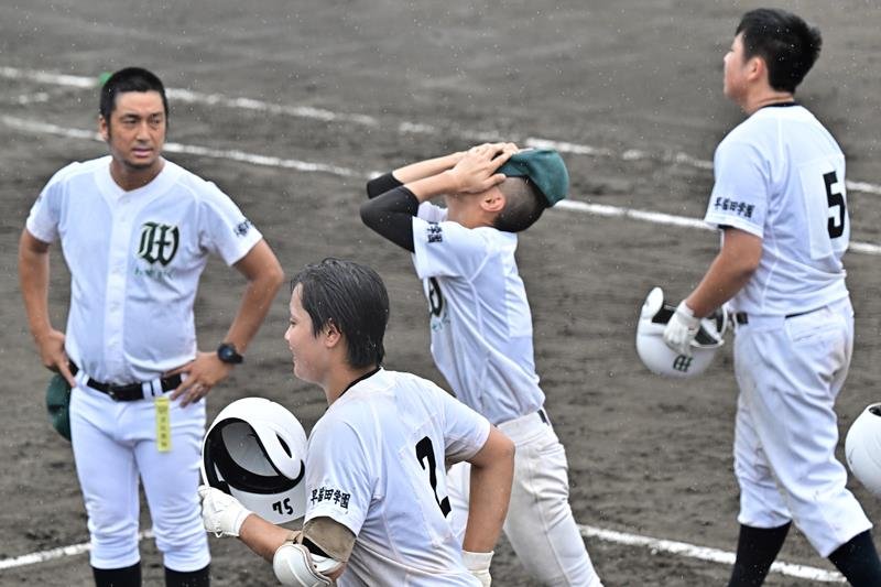 わせがく―西武台千葉　試合を終え悔しがるわせがくの常世田（右）＝船橋市民
