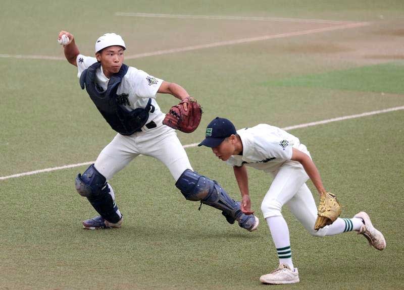 袖ケ浦－千葉商大付　１回裏千葉商大付無死二塁、広田の犠打を送球する袖ケ浦の捕手木曽＝ゼットエー