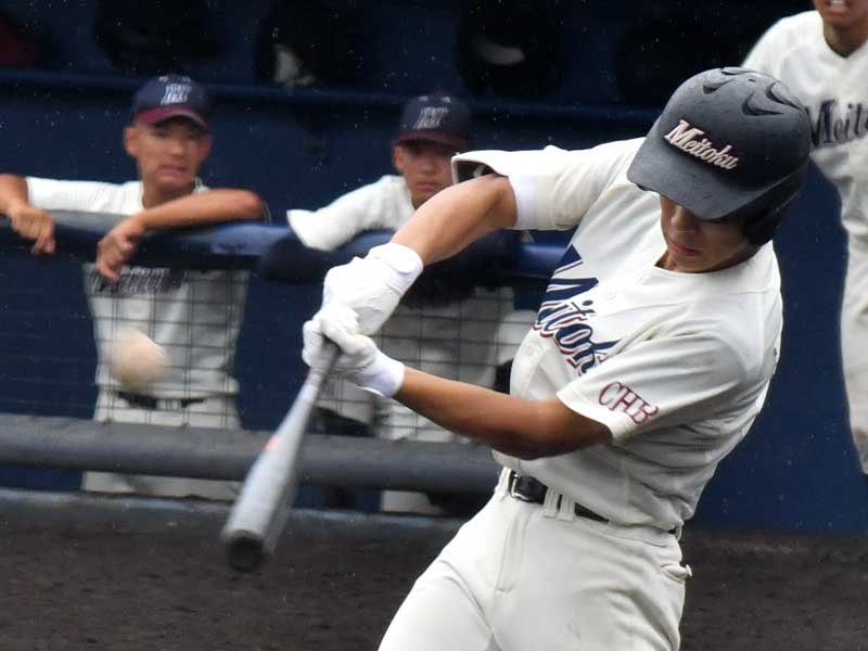 千葉明徳─銚子商　９回裏千葉明徳１死二、三塁、サヨナラ犠飛を放つ丸山＝県総合ＳＣ