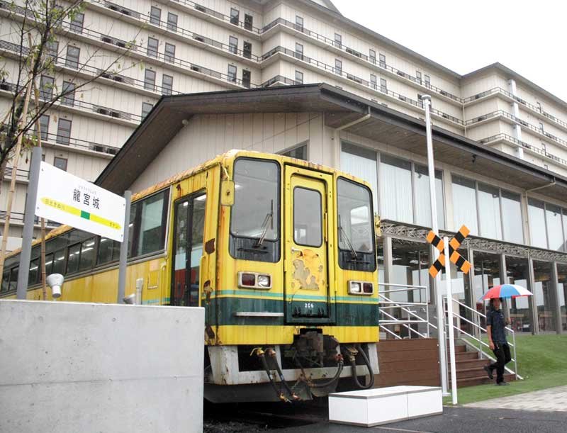 ホテル三日月に千葉の３ローカル線集結　木更津・龍宮城「鉄道ルーム」オープン　実物運転席や寝台列車風２段ベッド
