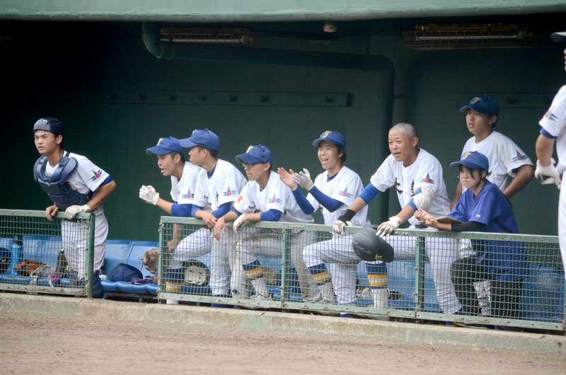土気―千葉東　７回表の攻撃でベンチから声援を送る土気ナイン＝青葉の森