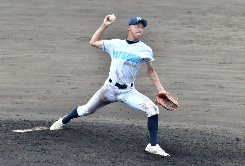 ４回に３番手で救援した松戸国際の坂本主将＝柏の葉