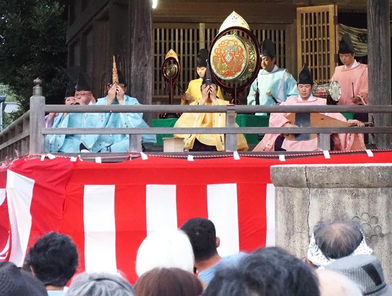 野里神社社殿で披露された雅楽雅鳳会の演奏＝袖ケ浦市
